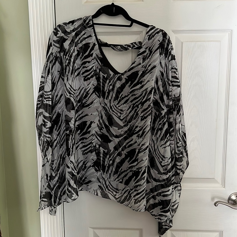 Womens 1X Top with Cut Outs on Sleeves